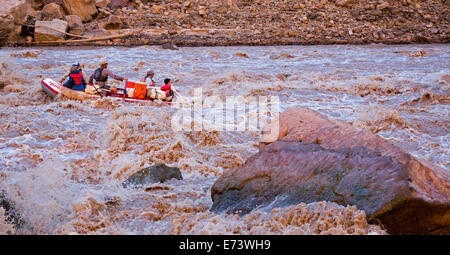 Canyonlands National Park, Utah - eine Floßfahrt auf dem Colorado River durch Cataract Canyon im Canyonlands National Park. Stockfoto