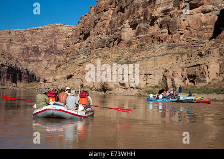 Canyonlands National Park, Utah - motorisierten Flößen (rechts) übergeben eine Ruder-Boot auf dem Colorado River im Cataract Canyon Stockfoto