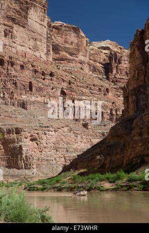 Canyonlands National Park, Utah - eine motorisierte J-Rig-Floß auf dem Colorado River im Cataract Canyon im Canyonlands National Park. Stockfoto