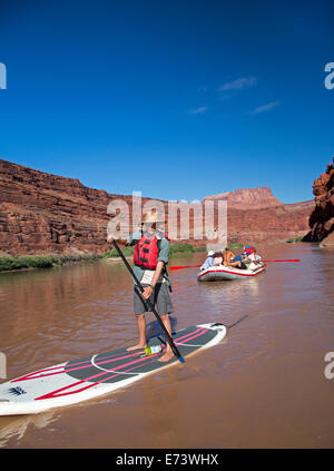 Canyonlands National Park, Utah - Joe West 15, Paddel eine aufblasbare Stand up Paddleboard während einer Floßfahrt Stockfoto