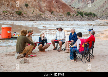 Canyonlands National Park, Utah - Guides und Kunden auf eine Floßfahrt auf dem Colorado River durch Cataract Canyon Stockfoto