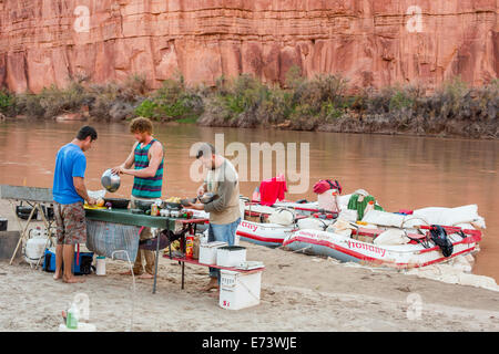 Canyonlands National Park, Utah - River Guides bereiten Sie eine Mahlzeit während einer Floßfahrt auf dem Colorado River Stockfoto