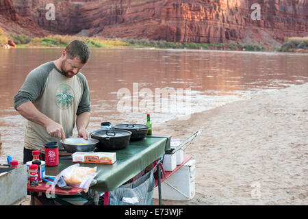 Canyonlands National Park, Utah - ein Fluss Führer bereitet eine Mahlzeit während einer Floßfahrt auf dem Colorado River Stockfoto