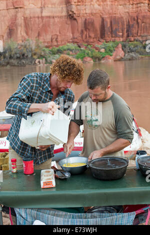 Canyonlands National Park, Utah - River Guides bereiten Sie eine Mahlzeit während einer Floßfahrt auf dem Colorado River Stockfoto