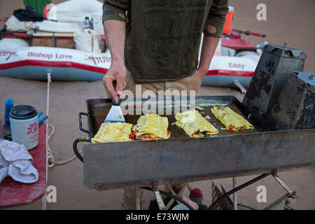 Canyonlands National Park, Utah - Flussführer Julian Springer macht Omelettes zum Frühstück während einer Floßfahrt Stockfoto