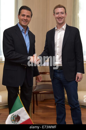 Mexico City, Mexiko. 5. Sep, 2014. Foto zur Verfügung gestellt von der mexikanischen Präsidentschaft zeigt mexikanische Präsident Enrique Pena Nieto (L) Hand in Hand mit dem sozialen Netzwerk Facebook-Gründer Mark Zuckerberg, bei ihrem Treffen in Mexiko-Stadt, Hauptstadt von Mexiko, am 5. September 2014. Mexiko arbeiten Hand in Hand mit Facebook, sagte Präsident Enrique Pena Nieto am Freitag. Bildnachweis: Mexikos Präsidentschaft/Xinhua/Alamy Live-Nachrichten Stockfoto