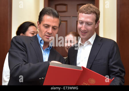 Mexico City, Mexiko. 5. Sep, 2014. Foto zur Verfügung gestellt von der mexikanischen Präsidentschaft zeigt mexikanische Präsident Enrique Pena Nieto (L) Begegnung mit dem sozialen Netzwerk Facebook-Gründer Mark Zuckerberg, bei ihrem Treffen in Mexiko-Stadt, Hauptstadt von Mexiko, am 5. September 2014. Mexiko arbeiten Hand in Hand mit Facebook, sagte Präsident Enrique Pena Nieto am Freitag. Bildnachweis: Mexikos Präsidentschaft/Xinhua/Alamy Live-Nachrichten Stockfoto