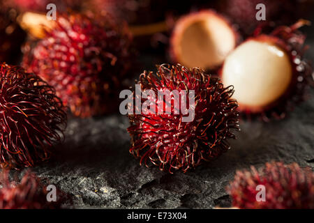 Frische Bio tropische Rambutan auf einem Hintergrund Stockfoto