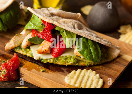 Gesunde gegrillte Hähnchen Pesto Fladenbrot Sandwich mit Paprika und Spinat Stockfoto