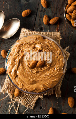 Rohe Bio-Mandel-Butter auf einem Hintergrund Stockfoto