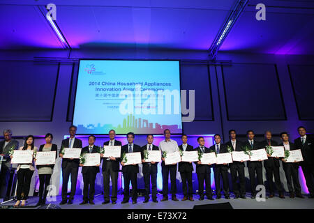 Berlin, Deutschland. 5. Sep, 2014. Vertreter der Unternehmen erhalten den Innovationspreis von 2014 China Haushaltsgeräte während der IFA Consumer Electronic Messe in Berlin, Deutschland, 5. September 2014. © Zhang Fan/Xinhua/Alamy Live-Nachrichten Stockfoto