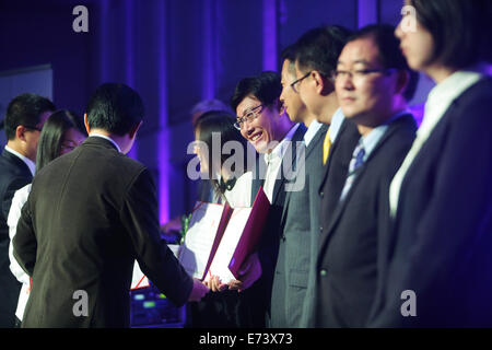 Berlin, Deutschland. 5. Sep, 2014. Vertreter der Unternehmen erhalten den Innovationspreis von 2014 China Haushaltsgeräte während der IFA Consumer Electronic Messe in Berlin, Deutschland, 5. September 2014. © Zhang Fan/Xinhua/Alamy Live-Nachrichten Stockfoto