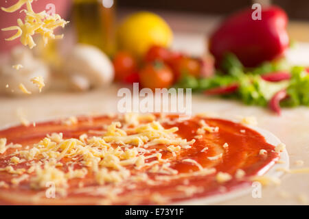 Italienische Pizza Vorbereitung mit Käse fallen. Stockfoto