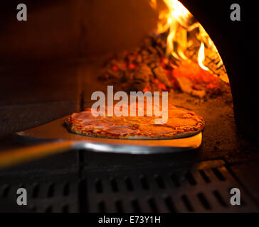 Fertig Pizza aus dem Ofen immer Stockfoto