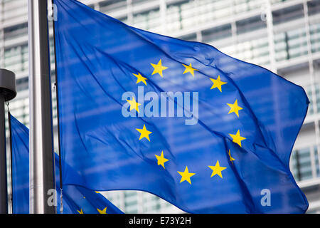 EU-Flagge vor dem Berlaymont-Gebäude-Fassade Stockfoto