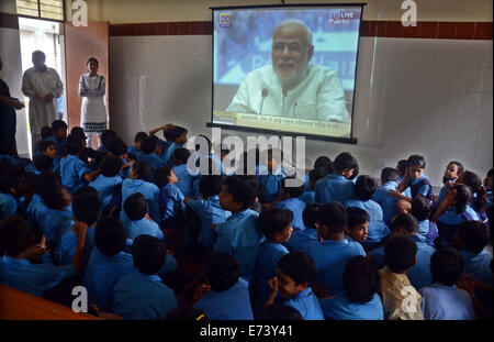 Neu-Delhi, Indien. 5. Sep, 2014. Kinder besuchen das interaktive Programm der indische Premierminister Narendra Modi während der live-Fernsehsendung auf einem Bildschirm anlässlich Tag des Lehrers an einer staatlichen Schule in Neu-Delhi, Indien, 5. September 2014. © Partha Sarkar/Xinhua/Alamy Live-Nachrichten Stockfoto