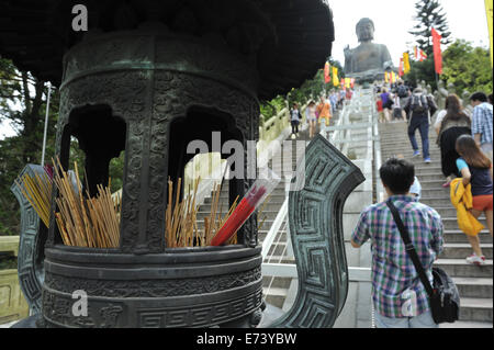 Räucherstäbchen Sie in Urne auf Treppe zum Tian Tan Buddha (Big Buddha) Statue, Ngong Ping, Lantau Island, Hong Kong, China Stockfoto