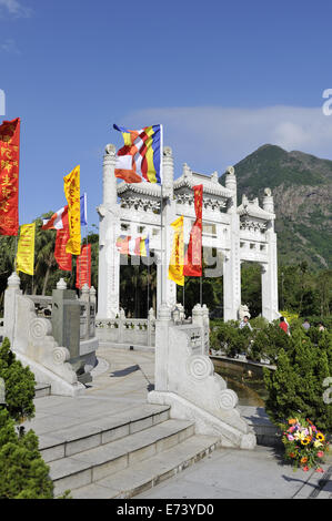 San Männer (Mountain Gate), formale Eingang zum Po Lin Monastery. Ngong Ping, Lantau Island, Hong Kong, China Stockfoto