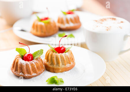 Kuchen Dessert mit Kaffee Cappuccinotasse Stockfoto