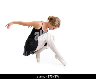 junge Tänzerin posiert isoliert auf weiss Stockfoto