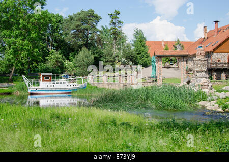 Kreuzfahrt Wherry festgemacht an der Pier, bewachsen mit Rasen in der Nähe der alten Herrenhaus-Sommerzeit Stockfoto