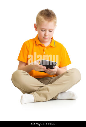 Nachdenklich Kind Junge sitzt mit Tablet-pc oder Phablet isoliert Stockfoto