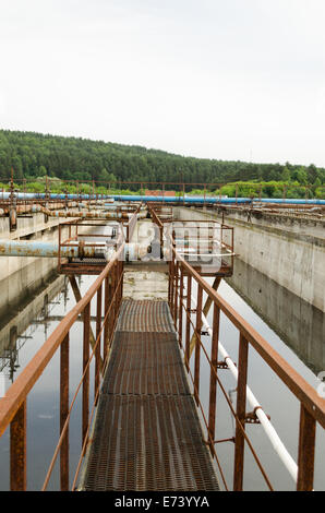 Belüftung Prozess Abfall Wasser-Kläranlage. Riesige Becken mit sprudelnden Schmutzwasser. Aerotank Korn Kammer Bühne. Stockfoto