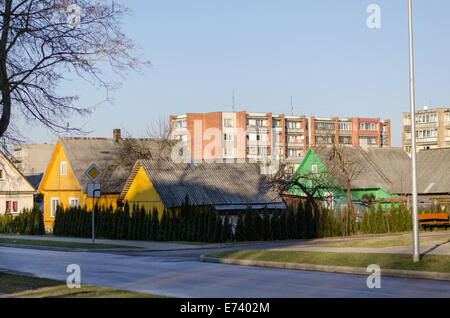 ländlichen Stil gemalten Holzhäusern und Parkhaus rote Backsteinhaus, Land-Stadt-Kontrast Stockfoto