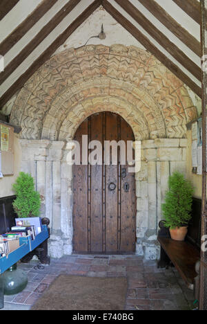 Eine feine Norman Bogen in das Südportal der Kirche St Mary Jungfrau im Ashby St Mary, Norfolk, England, Vereinigtes Königreich. Stockfoto