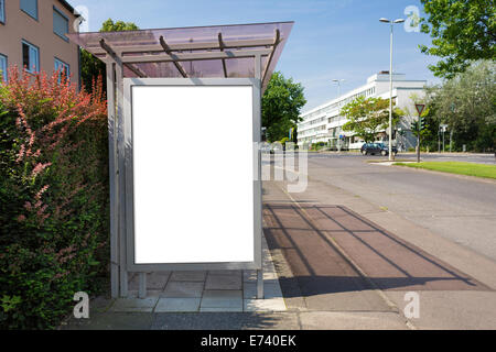 Bushaltestelle-Plakat oder Poster, weiß, leer. Clipping-Pfad ist im Preis inbegriffen. Stockfoto