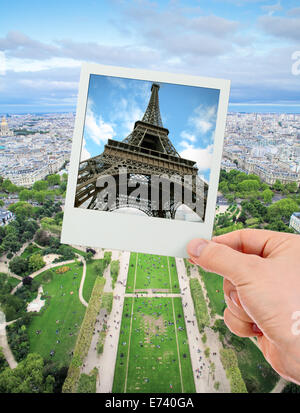 Polaroid-Rahmen der Eiffelturm über The Champ de Mars von Paris Stockfoto