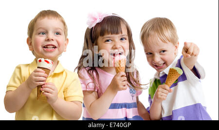 glückliche Kinder oder Kinder Gruppe mit Eis isoliert auf weiss Stockfoto