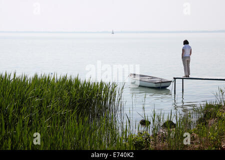 Pier am Plattensee im Dorf Alsooers, Ungarn Stockfoto