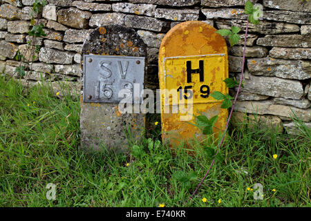 Stop-Ventil und Hydranten Schilder, Donnington, Gloucestershire, Großbritannien Stockfoto