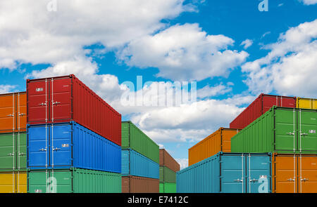 exportieren Sie oder importieren Sie Versand Fracht-Container-Stacks in port Stockfoto