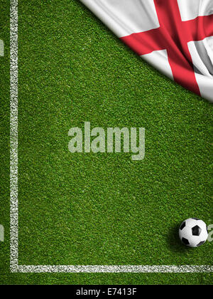 Fußballplatz mit Ball und Flagge von England Stockfoto