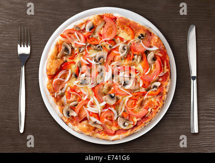 Italienische Pizza Draufsicht auf Teller mit Messer und Gabel Stockfoto