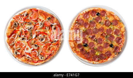 Zwei italienische Pizza isoliert auf weißem Draufsicht Stockfoto