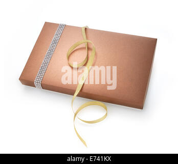 Weihnachts-Geschenk-Box mit Band auf weißem Hintergrund. Clipping-Pfad Stockfoto