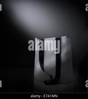 Fantasie-Einkaufstasche auf schwarzem Hintergrund Stockfoto