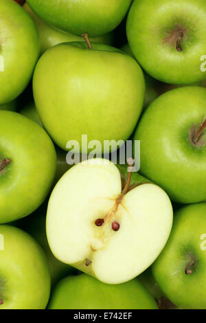 Gruppe von grünen Äpfeln bilden einen Hintergrund Stockfoto