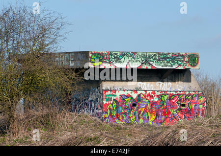 Eine von vielen alten WW 2 Gebäude in der Lea/Lee Valley, die Teil der defensive GHQ Linie waren Stockfoto