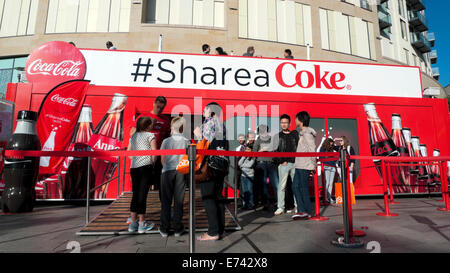 Coca-Cola-Werbung Werbung auf Doppeldecker-Bus Stadtzentrum von Cardiff, Wales UK KATHY DEWITT Stockfoto