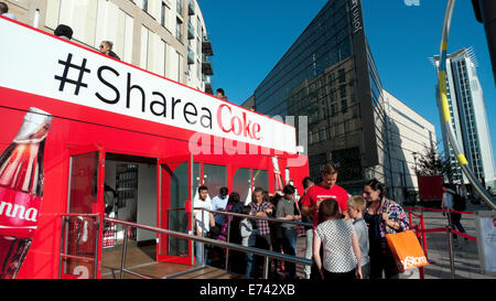 Coca-Cola-Werbung Werbung auf Doppeldecker-Bus Stadtzentrum von Cardiff, Wales UK KATHY DEWITT Stockfoto