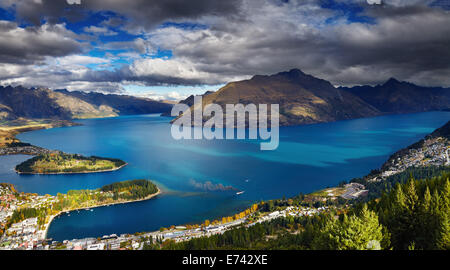 Queenstown Stadtbild mit Wakatipu See und die Remarkables Berge, Neuseeland Stockfoto