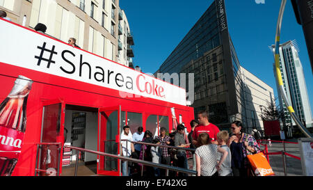 # Sharea cola Coca-Cola Kampagne fördernde Anzeige Anzeige auf Doppeldeckerbus im Stadtzentrum von Cardiff, Wales UK KATHY DEWITT Stockfoto