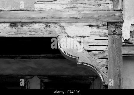 Black And White Nahaufnahme Schuss ein verfallenes osmanischen Haus in Amasya, Türkei zeigt die Details einer Ecke der Holzrahmen Stockfoto