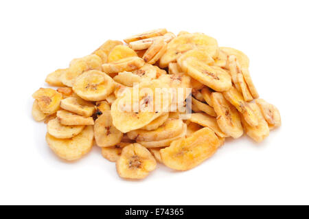 ein Haufen von Bananenchips auf weißem Hintergrund Stockfoto