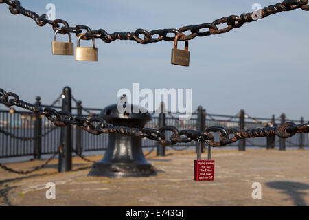 Schloss der Love Locks verriegelt, Kette am Geländer direkt am Meer, Fluss Mersey, Liverpool, Merseyside, England Stockfoto