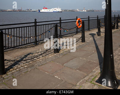 Schloss der Love Locks verriegelt, Kette am Geländer direkt am Meer, Fluss Mersey, Liverpool, Merseyside, England Stockfoto